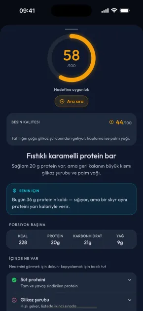 Bir protein barı için hedef uyumu ve besin kalitesi puanlarını gösteren Besin Kontrolü sonucu
